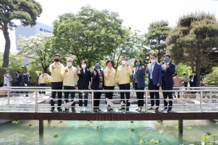 청사 정원 연못쉼터 '담소' 입어식 대표이미지